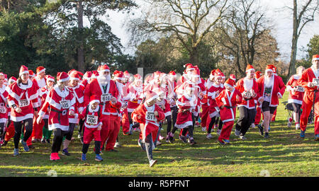 Kidderminster, Großbritannien. 2. Dezember, 2018. Es ist die Zeit des Jahres wieder da Hunderte Weihnachtsmänner laufen zusammen in Kidderminster zur Unterstützung der jährlichen Kemp's Hospice Santa Fun Run sammeln. Ob es sich um die 10k, 5k oder 1k laufen, alle Läufer setzen Ihre Best Foot Forward und höchste Anstrengung Fundraising für das hospiz Appell zu helfen. Quelle: Lee Hudson/Alamy leben Nachrichten Stockfoto