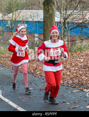 Kidderminster, Großbritannien. 2. Dezember, 2018. Es ist die Zeit des Jahres wieder da Hunderte Weihnachtsmänner laufen zusammen in Kidderminster zur Unterstützung der jährlichen Kemp's Hospice Santa Fun Run sammeln. Ob es sich um die 10k, 5k oder 1k laufen, alle Läufer setzen Ihre Best Foot Forward und höchste Anstrengung Fundraising für das hospiz Appell zu helfen. Quelle: Lee Hudson/Alamy leben Nachrichten Stockfoto