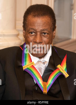 Washington, USA. 1. Dez 2018. Wayne Shorter, einer der Empfänger der 41. jährlichen Kennedy Center Honors, wie er für ein Gruppenfoto stellt nach einem Abendessen, United States Stellvertretender Außenminister John J. Sullivan zu ihren Ehren bewirtet an das US-Außenministerium in Washington, DC am Samstag, 1. Dezember 2018. Credit: MediaPunch Inc/Alamy leben Nachrichten Stockfoto