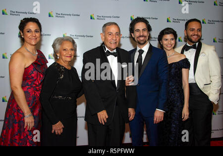 Washington, USA. 1. Dez 2018. Von links nach rechts: Michelle Lacamoire, Maria Lacamoire, Alfredo Lacamoire, Alex Lacamoire, Illeana Ferreras und Juan-Torres Falcon links für die formale Artist Abendessen zu Ehren des Empfänger der 41st jährlichen Kennedy Center Honors durch US-Staatssekretär John J. Sullivan an das US-Außenministerium in Washington, DC am Samstag, 1. Dezember 2018. Er Mitschöpfer von Hamilton, writ Credit: MediaPunch Inc/Alamy Leben Nachrichten gehostet Stockfoto