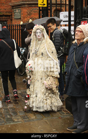 Rochester, Kent, Großbritannien - 1. Dezember 2018: eine Frau gekleidet, wie ein Charakter aus der Dickensian Ära in der Parade am Rochester High Street teilnimmt. in Hunderten von Menschen die Dickensian Festival in Rochester besucht am 1. Dezember 2018 der Umzug des Festivals die Teilnehmer in viktorianischen Kostümen aus der Dickensian Alter. Die Stadt und die Gegend war die Einstellung vieler von Charles Dickens Romanen und ist die Einstellung zu zwei jährliche Festivals in seiner Ehre. Fotos: David Mbiyu/Alamy leben Nachrichten Stockfoto