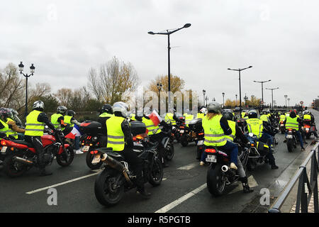 Bordeaux, Frankreich - Dezember 1, 2018: Demonstranten in gelben Westen Motorrad gegen Erhöhung der Steuern auf Benzin und Diesel eingeführt, Regierung von Frankreich Credit: sportpoint/Alamy leben Nachrichten Stockfoto