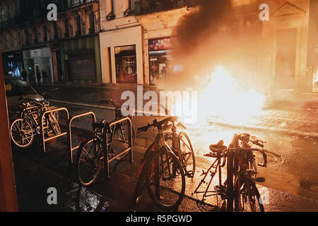 Bordeaux, Frankreich - Dezember 1, 2018: Feuer auf Straße in der Stadt während gegen Erhöhung der Steuern auf Benzin und Diesel eingeführt, Regierung von Frankreich Credit: sportpoint/Alamy leben Nachrichten Stockfoto