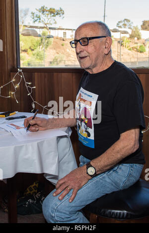 Kalifornien, USA. 1. Dez 2018. Autor, Ivor Davis Unterzeichnung Bücher bei Buch bei Pierpont Racquet Club in Ventura, Kalifornien, USA, am 1. Dezember 2018. Credit: Jon Osumi/Alamy leben Nachrichten Stockfoto