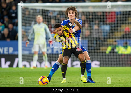 Leicester, Großbritannien. 1. Dez 2018. Andre Grau von Watford, schirmt den Ball von caglar Soyuncu von Leicester City während der Premier League Match zwischen Leicester City und Watford für die King Power Stadion, Leicester, England am 1. Dezember 2018. Nur die redaktionelle Nutzung, eine Lizenz für die gewerbliche Nutzung erforderlich. Keine Verwendung in Wetten, Spiele oder einer einzelnen Verein/Liga/player Publikationen.. Foto von Matthew Buchan. Credit: UK Sport Pics Ltd/Alamy leben Nachrichten Stockfoto