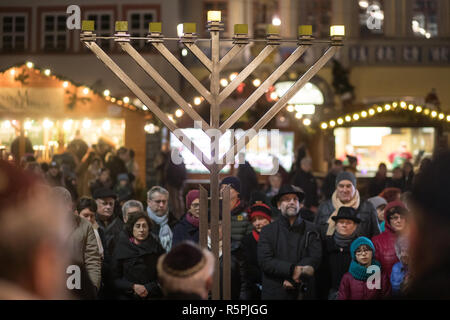 Erfurt, Deutschland. 02 Dez, 2018. Die erste Kerze strahlt am Chanukka Lampe vor dem Rathaus zu Beginn des Jüdischen Chanukka Festival der Lichter. Mit der 8-Tages festival Juden die neue Weihe des Tempels in Jerusalem im Jahr 165 Gedenken vor der Christlichen Kalender. Credit: Arifoto ug/Michael Reichel/dpa/Alamy leben Nachrichten Stockfoto