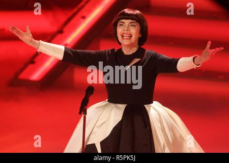 Suhl, Deutschland. 1. Dez 2018. Das Aufkommen der 100000 Scheinwerfer am 01.12.2018 vom Kongresszentrum Suhl mit Mireille Mathieu | Verwendung der weltweiten Kredit: dpa Picture alliance/Alamy Leben Nachrichten Quelle: dpa/Alamy leben Nachrichten Stockfoto