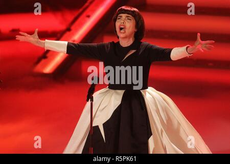 Suhl, Deutschland. 1. Dez 2018. Das Aufkommen der 100000 Scheinwerfer am 01.12.2018 vom Kongresszentrum Suhl mit Mireille Mathieu | Verwendung der weltweiten Kredit: dpa Picture alliance/Alamy Leben Nachrichten Quelle: dpa/Alamy leben Nachrichten Stockfoto