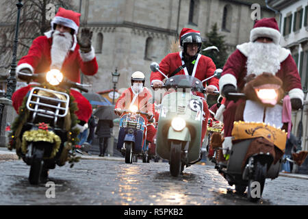 Zürich, Schweiz. 2. Dez, 2018. Leute, verkleidet als Weihnachtsmann Ritt auf ihren Rollern in Zürich, Schweiz, 2. Dezember, 2018. Rund 30 Fans der Italienischen Motorroller Vespa Teil in diesem traditionellen Fahrt am Sonntag. Credit: Michele Limina/Xinhua/Alamy leben Nachrichten Stockfoto