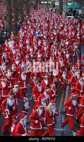 Chester, UK. 2. Dez 2018. Schreiten in die festliche Jahreszeit mit Santa Claus auf Masse die Teilnahme an einem 10 km langen Fun Run/walk durch die Innenstadt von Chester im Nordwesten Englands, wo günstigen Wetterbedingungen sah einen starken Santa Claus Wahlbeteiligung von vielen Formen, Größen und Alter. Die Veranstaltung wurde organisiert, um die Mittel für die lokalen Gräfin Krankenhaus und der Gute Hirte Hospiz zu erhöhen. Credit: Adrian Seite/Alamy leben Nachrichten Stockfoto