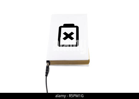 Buch mit Batterie Symbol mit einem USB-Kabel angeschlossen ist Stockfoto