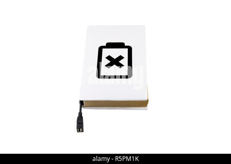 Buch mit Batterie Symbol mit einem USB-Kabel angeschlossen ist Stockfoto