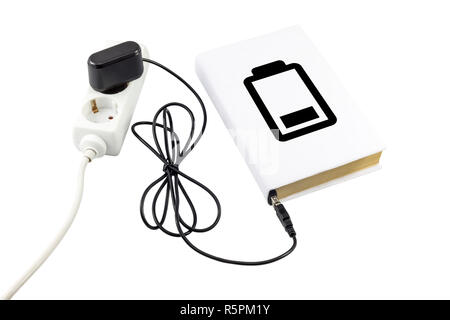 Buchen Sie mit einem USB-Ladegerät angeschlossen ist. Das Batteriesymbol zeigt den Ladezustand. Stockfoto