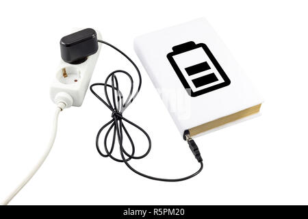 Buchen Sie mit einem USB-Ladegerät angeschlossen ist. Das Batteriesymbol zeigt den Ladezustand. Stockfoto