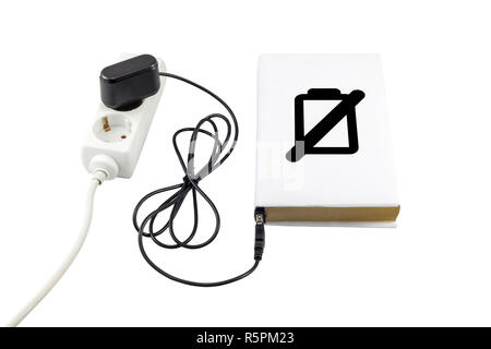 Buchen Sie mit einem USB-Ladegerät angeschlossen ist. Das Batteriesymbol zeigt den Ladezustand. Stockfoto