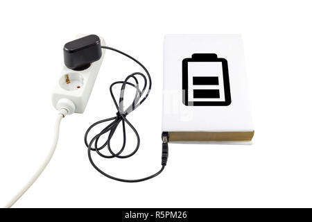 Buchen Sie mit einem USB-Ladegerät angeschlossen ist. Das Batteriesymbol zeigt den Ladezustand. Stockfoto