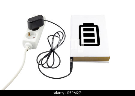 Buchen Sie mit einem USB-Ladegerät angeschlossen ist. Das Batteriesymbol zeigt den Ladezustand. Stockfoto
