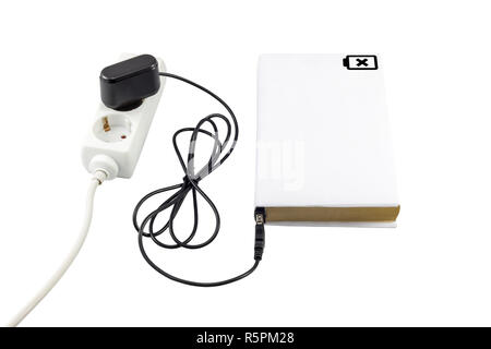 Buchen Sie mit einem USB-Ladegerät angeschlossen ist. Das Batteriesymbol zeigt den Ladezustand. Stockfoto