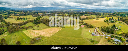 Antenne Panorama von sanften Hügeln und Feldern an bewölkten Tag, in der Nähe von Melbourne, Australien Stockfoto