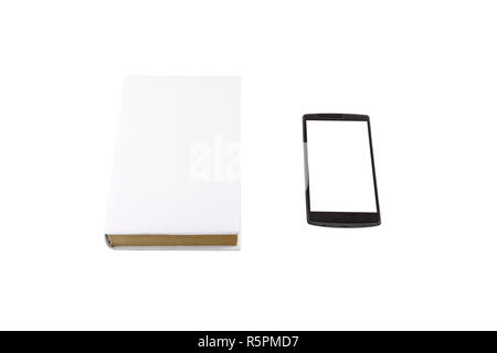 Smartphone und einem Buch isoliert auf Weiss. Neue versus alte Konzept. Stockfoto