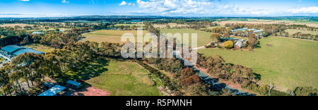 Antenne Panorama von Straßen, Wiesen und Weiden auf hellen Sommertag in Australien Stockfoto