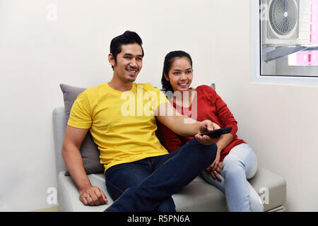 Portrait von asiatischen Paar beim Fernsehen zusammen Stockfoto