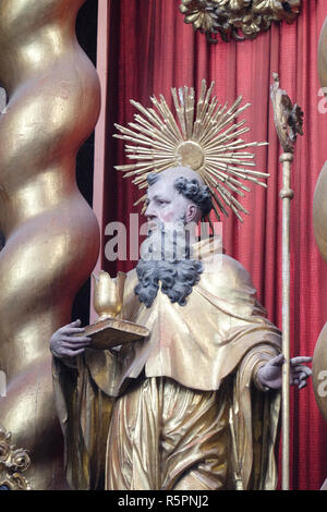 Der heilige Benedikt Statue auf dem Hochaltar in der Zisterzienserabtei von Bronbach in Reicholzheim in der Nähe von Wertheim, Deutschland Stockfoto