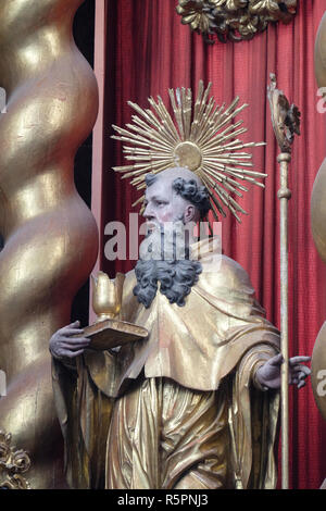 Der heilige Benedikt Statue auf dem Hochaltar in der Zisterzienserabtei von Bronbach in Reicholzheim in der Nähe von Wertheim, Deutschland Stockfoto