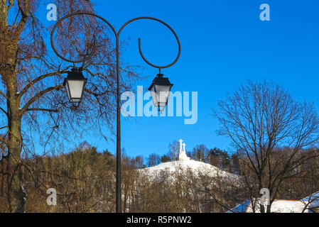 Denkmal der Drei Kreuze auf dem kahlen Hügel an der Dämmerung der Zeit in Vilnius, Litauen. Stockfoto