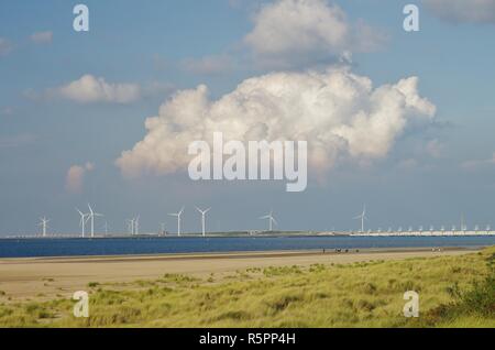 Blick auf die Dünen und die Westseite des sturmflutwehr zwischen Nordsee und Oosterschelde, - Noord Beveland, Zeeland, Südliche Niederlande Stockfoto