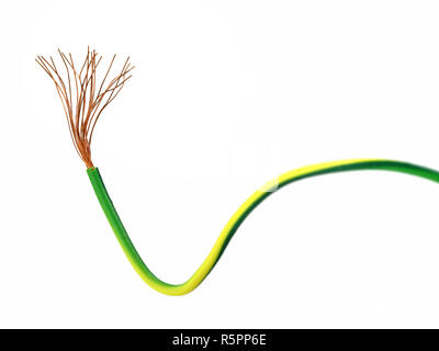 Gelb Grün elektrische Erdung Kabel, Kupfer Drähte auf weißem Hintergrund Stockfoto