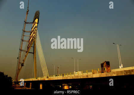 Delhi, INDIEN, Blick auf die Signature Bridge, die über den Fluss Yamuna in Neu-Delhi gebaut wird Stockfoto