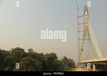 Delhi, INDIEN, Blick auf die Signature Bridge, die über den Fluss Yamuna in Neu-Delhi gebaut wird Stockfoto