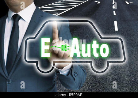 E-Auto Touchscreen wird vom Menschen Konzept betrieben Stockfoto