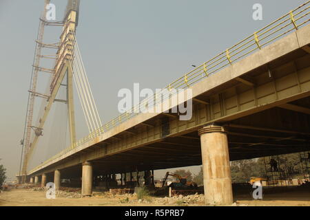 Delhi, INDIEN, Blick auf die Signature Bridge, die über den Fluss Yamuna in Neu-Delhi gebaut wird Stockfoto