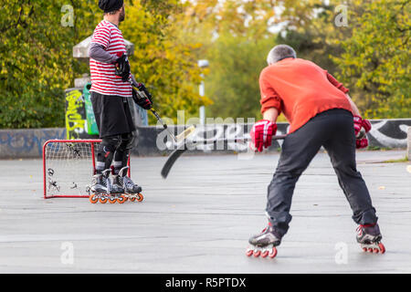 Prag, tschechische Republik - 12. Oktober 2017 - Low Angle View von Menschen spielen Street Hockey in Letna Park in Prag, Tschechische Republik. Stockfoto