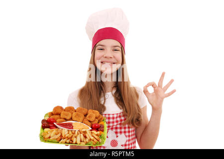 Happy girl Kochen mit Chicken Nuggets und ok Handzeichen Stockfoto