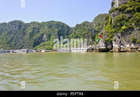 Touristische boote bei Dau Go Höhle in der Halong Bay, Vietnam Stockfoto
