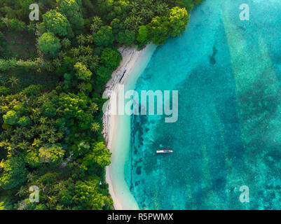 Luftbild von Oben nach Unten anzeigen tropisches Paradies unberührte Strand Regenwald blaue Lagune bei Banda Insel Pulau Ay. Indonesien Molukken Archipel, Travel des Stockfoto