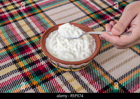 Essen eine traditionelle bulgarische Joghurt aus einer Schüssel Stockfoto