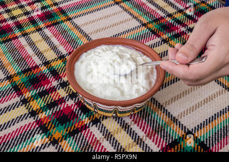 Essen eine traditionelle bulgarische Joghurt aus einer Schüssel Stockfoto