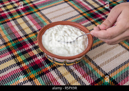 Essen eine traditionelle bulgarische Joghurt aus einer Schüssel Stockfoto