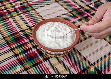 Essen eine traditionelle bulgarische Joghurt aus einer Schüssel Stockfoto