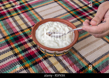 Essen eine traditionelle bulgarische Joghurt aus einer Schüssel Stockfoto
