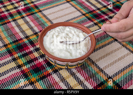 Essen eine traditionelle bulgarische Joghurt aus einer Schüssel Stockfoto