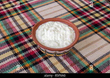 Essen eine traditionelle bulgarische Joghurt aus einer Schüssel Stockfoto