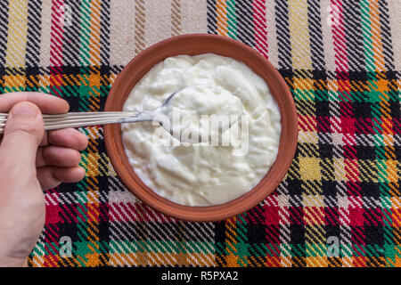 Essen eine traditionelle bulgarische Joghurt aus einer Schüssel Stockfoto