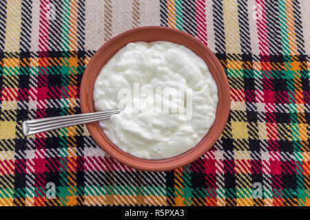 Essen eine traditionelle bulgarische Joghurt aus einer Schüssel Stockfoto