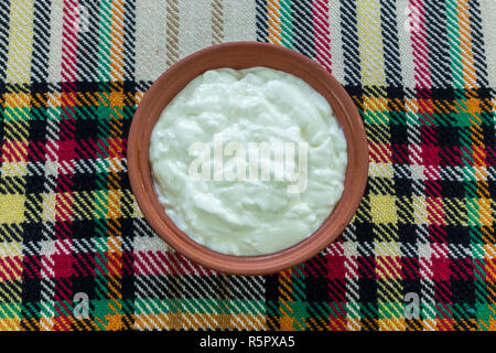 Essen eine traditionelle bulgarische Joghurt aus einer Schüssel Stockfoto