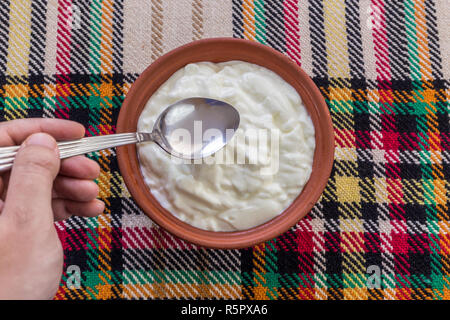 Essen eine traditionelle bulgarische Joghurt aus einer Schüssel Stockfoto